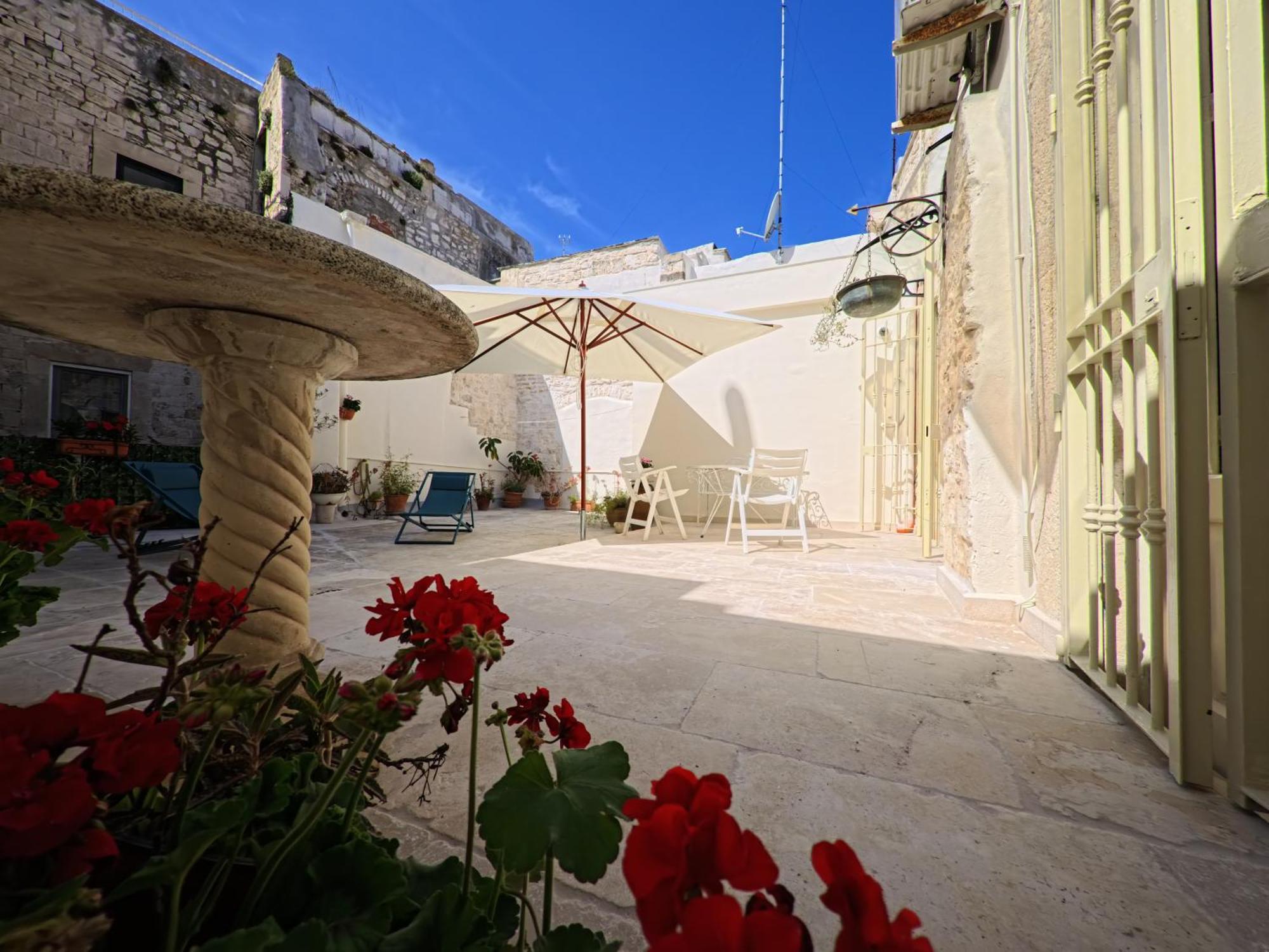 Palazzo Framarino Dei Malatesta - Noble Floor - XIV Century Giovinazzo Exterior photo